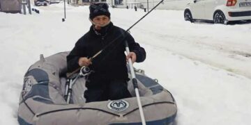 Κοζάνη: Βγήκε με βάρκα για «ψάρεμα» στη χιονισμένη Αριστοτέλους!