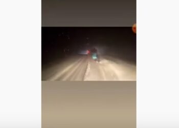 Είναι τρελοί αυτοί οι Βλατσιώτες! Κάνει νυχτερινό ΣΚΙ στους -12 βαθμούς Κελσίου, ενώ τον σέρνει φορτηγό!