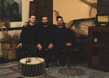 Τρεις φίλοι από Σκήτη και Αλωνάκια Κοζάνης παρουσιάζουν επανεκτελέσεις ποντιακών τραγουδιών -VIDEO
