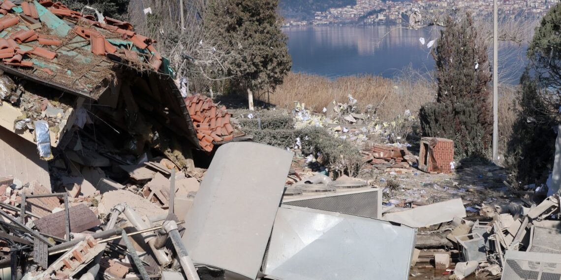Καστοριά: Έρευνες για τυχόν εκρηκτικά που ισοπέδωσαν το ξενοδοχείο – Όλα τα ενδεχόμενα εξετάζει η Πυροσβεστική
