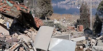 Καστοριά: Έρευνες για τυχόν εκρηκτικά που ισοπέδωσαν το ξενοδοχείο – Όλα τα ενδεχόμενα εξετάζει η Πυροσβεστική