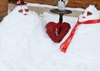 Οι …ΕρωτοΧιονοΧτυπημένοι χιονάνθρωποι της Πτολεμαΐδας έξω από την Κάβα Καλομενίδη!