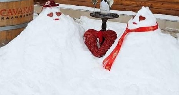 Οι …ΕρωτοΧιονοΧτυπημένοι χιονάνθρωποι της Πτολεμαΐδας έξω από την Κάβα Καλομενίδη!
