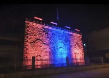 Σε πορτοκαλί και μπλε χρώμα φωταγωγήθηκε το Υδραγωγείο της Πτολεμαΐδας, για την Παγκόσμια Ημέρα κατά του καρκίνου