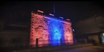 Σε πορτοκαλί και μπλε χρώμα φωταγωγήθηκε το Υδραγωγείο της Πτολεμαΐδας, για την Παγκόσμια Ημέρα κατά του καρκίνου