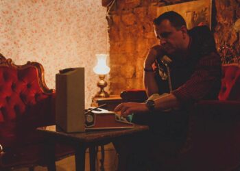 Διώξτε τις σκιές… (του Ζήση Πιτσιάβα)