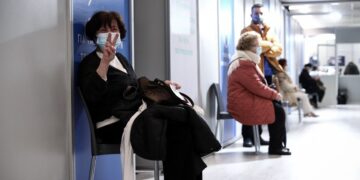 Γερμανικοί «ύμνοι» για τους εμβολιασμούς στην Ελλάδα: Χώρα-πρότυπο, όλα λειτουργούν «ρολόι»