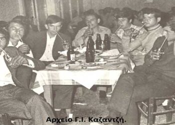 Φιλική παρέα της πιάτσας στο ταβερνάκι της γειτονιάς απολαμβάνει το νέκταρ της εποχικής δροσιάς – Από τη στήλη του κ. Γ. Καζαντζή στον Παλμό 17/03/2021