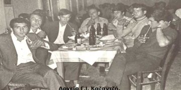 Φιλική παρέα της πιάτσας στο ταβερνάκι της γειτονιάς απολαμβάνει το νέκταρ της εποχικής δροσιάς – Από τη στήλη του κ. Γ. Καζαντζή στον Παλμό 17/03/2021