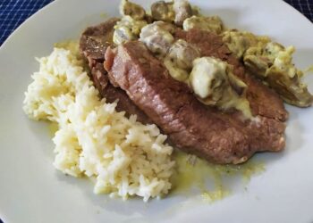 Μαγειρεύοντας με την Αρετή-Νουά κατσαρόλας με μανιτάρια