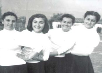 Φιλική συμαθητική ομήγυρης σε αναμνηστική φωτογραφία το Μάϊο 1954, με την ευκαιρία των ετήσιων γυμναστικών και αθλητικών εκδηλώσεων του Γυμνασίου μας – Από τη στήλη του κ. Γ. Καζαντζή στον Παλμό 10/03/2021