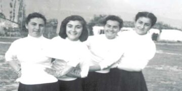 Φιλική συμαθητική ομήγυρης σε αναμνηστική φωτογραφία το Μάϊο 1954, με την ευκαιρία των ετήσιων γυμναστικών και αθλητικών εκδηλώσεων του Γυμνασίου μας – Από τη στήλη του κ. Γ. Καζαντζή στον Παλμό 10/03/2021