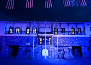 Φωταγωγήθηκε και το Δημαρχείο Καστοριάς