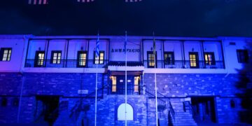 Φωταγωγήθηκε και το Δημαρχείο Καστοριάς