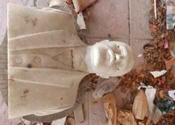 Έργα “αποθηκευμένα” σε ιδιαίτερα άσχημες συνθήκες, στην αυλή του Παλαιοντολογικού Μουσείου Πτολεμαΐδας