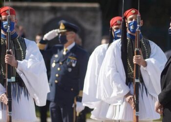 Ο Λευτέρης Δαβίτης Εύζωνας από την Πτολεμαΐδα που ήταν παρών στις καταθέσεις στεφάνων στον Άγνωστο Στρατιώτη