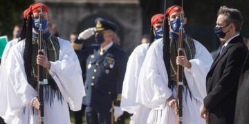 Ο Λευτέρης Δαβίτης Εύζωνας από την Πτολεμαΐδα που ήταν παρών στις καταθέσεις στεφάνων στον Άγνωστο Στρατιώτη