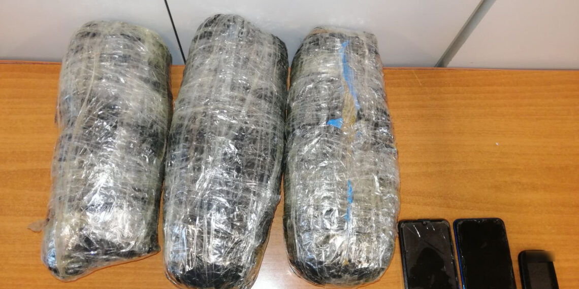 Συνελήφθησαν κατά τη διάρκεια οργανωμένης επιχείρησης δύο αλλοδαποί, σε αγροτική περιοχή της Φλώρινας, για εισαγωγή στην ελληνική Επικράτεια και πώληση ναρκωτικών ουσιών – Κατασχέθηκαν 2.8 κιλά ακατέργαστης κάνναβης