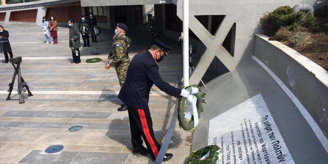 Οι καταθέσεις στεφάνων στην κεντρική πλατεία Κοζάνης και η ανάκρουση του Εθνικού Ύμνου -VIDEO