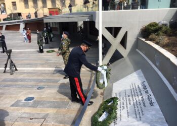 Οι καταθέσεις στεφάνων στην κεντρική πλατεία Κοζάνης και η ανάκρουση του Εθνικού Ύμνου -VIDEO