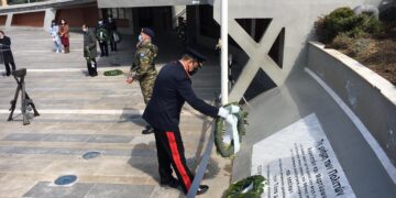 Οι καταθέσεις στεφάνων στην κεντρική πλατεία Κοζάνης και η ανάκρουση του Εθνικού Ύμνου -VIDEO