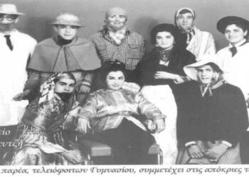 Φιλική παρέα νεαρών συμπολιτών με αποκριάτικη εμφάνιση το 1965 – Από τη στήλη του κ. Γ. Καζαντζή στον Παλμό 31/03/2021