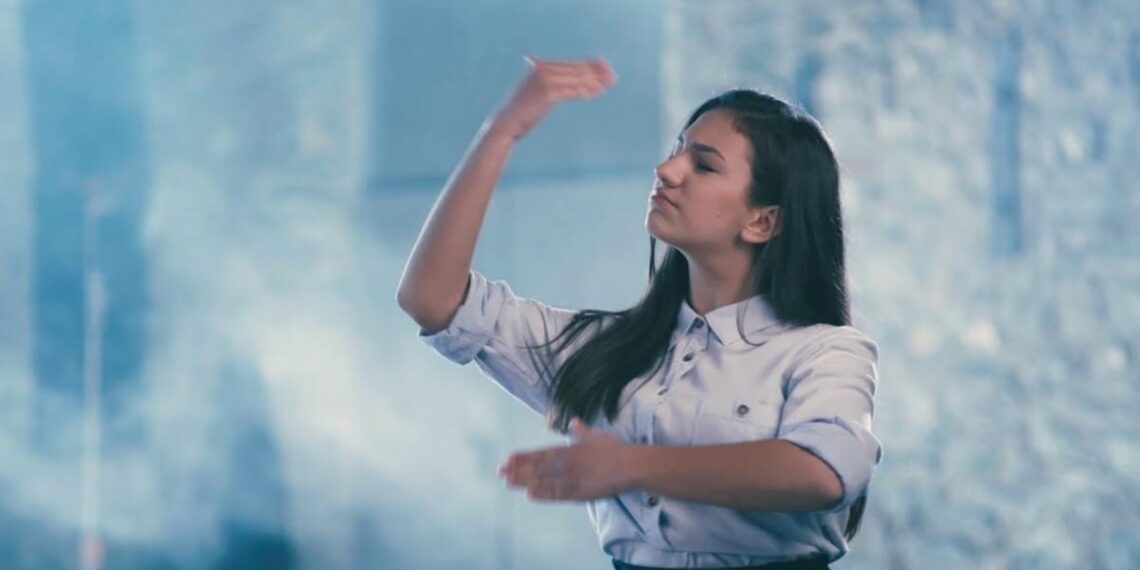 Ο Εθνικός Ύμνος στη νοηματική: ένα εκπληκτικό βίντεο για τα 200 χρόνια από την Επανάσταση