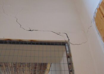 Στη Σαμαρίνα ο Δήμαρχος Γρεβενών Γιώργος Δασταμάνης λίγες ώρες μετά τον σεισμό των 4,3R – Ρωγμές σε εκκλησίες και κοινοτικά κτίρια