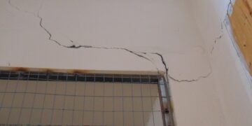 Στη Σαμαρίνα ο Δήμαρχος Γρεβενών Γιώργος Δασταμάνης λίγες ώρες μετά τον σεισμό των 4,3R – Ρωγμές σε εκκλησίες και κοινοτικά κτίρια