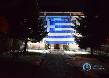 Ελληνική σημαία μεγάλων διαστάσεων στο κτίριο του Δημαρχείου Φλώρινας