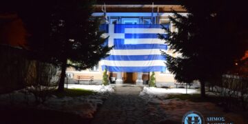 Ελληνική σημαία μεγάλων διαστάσεων στο κτίριο του Δημαρχείου Φλώρινας
