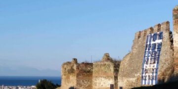 Θεσσαλονίκη: Κρέμασαν στα κάστρα πανό κατά της Ελλάδας ανήμερα της 25ης Μαρτίου