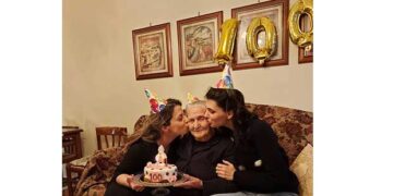 Η Βλατσιώτισα Ρίτα Μπασδάρα που έκλεισε τα 100 χρόνια ζωής και τα γιόρτασε με την εγγονή της που έχει γενέθλια την ίδια ημέρα