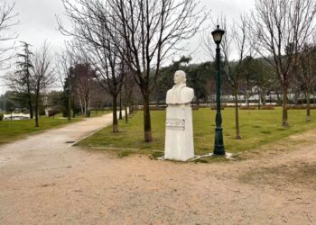 Η προτομή του Σακκελάριου στο Δημοτικό Κήπο Κοζάνης- Η ανάρτηση του Βαγγέλη Σημανδράκου