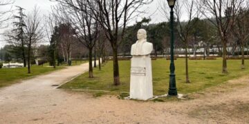 Η προτομή του Σακκελάριου στο Δημοτικό Κήπο Κοζάνης- Η ανάρτηση του Βαγγέλη Σημανδράκου