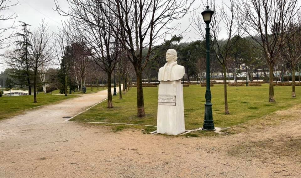 Η προτομή του Σακκελάριου στο Δημοτικό Κήπο Κοζάνης- Η ανάρτηση του Βαγγέλη Σημανδράκου