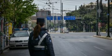 Lockdown: 17+1 περιπτώσεις που δεν επιβάλλεται πρόστιμο όταν βγαίνεις από το σπίτι σου