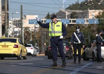 Η στιγμή που αστυνομικός τηλεφωνεί για να διασταυρώσει αν το χαρτί μετακίνησης είναι αληθινό (video)
