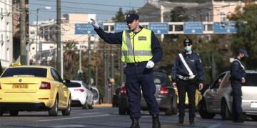 Η στιγμή που αστυνομικός τηλεφωνεί για να διασταυρώσει αν το χαρτί μετακίνησης είναι αληθινό (video)