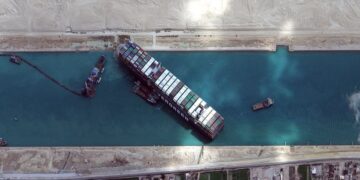 Το Ever Given αποκολλήθηκε από τη Διώρυγα του Σουέζ – Δείτε βίντεο