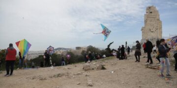 Καθαρά Δευτέρα: Ποια μέτρα παραμένουν σε ισχύ – Σενάριο για λουκέτο στα μεγάλα πάρκα