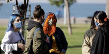 Συνεδριάζει η επιτροπή των λοιμωξιολόγων για τις αλλαγές στο μείγμα των μέτρων -Τι συζητούν να αλλάξει