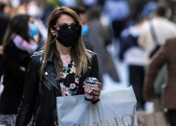 Προς αναβολή το άνοιγμα της αγοράς, μετά τα 3.215 κρούσματα -Ευθύνες στον ΣΥΡΙΖΑ ρίχνει η κυβέρνηση