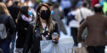 Προς αναβολή το άνοιγμα της αγοράς, μετά τα 3.215 κρούσματα -Ευθύνες στον ΣΥΡΙΖΑ ρίχνει η κυβέρνηση