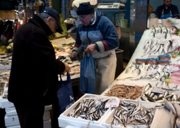 ΕΦΕΤ για σαρακοστιανά: Τι πρέπει να προσέξουμε σε νωπά, κατεψυγμένα, θαλασσινά, χαλβά, τουρσί και ταραμά
