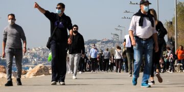 Lockdown: Χαλάρωση μέτρων από το Σάββατο – Τα σενάρια για λιανεμπόριο, σχολεία και μετακινήσεις