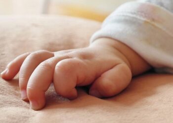 Πέθανε το βρέφος που νοσηλευόταν διασωληνωμένο με κορωνοϊό στο νοσοκομείο Παίδων