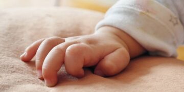 Πέθανε το βρέφος που νοσηλευόταν διασωληνωμένο με κορωνοϊό στο νοσοκομείο Παίδων