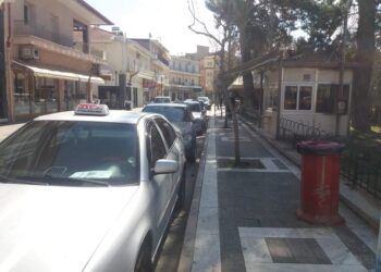 SOS εκπέμπουν οι ιδιοκτήτες ΤΑΧΙ Πτολεμαΐδας που πλήττονται από την Πανδημία . “Δεν μπορούμε να επιβιώσουμε με ένα ή δύο δρομολόγια την ημέρα , Ο ΚΟΜΠΟΣ ΕΦΤΑΣΕ ΣΤΟ ΧΤΕΝΙ “, είναι η κραυγή αγωνίας του κλάδου! (Ρεπορτάζ της Κούλας Πουλασιχίδου)