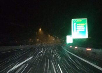 ΤΏΡΑ: Ασθενής χιονόπτωση στο δρόμο Πτολεμαΐδα- Κοζάνη